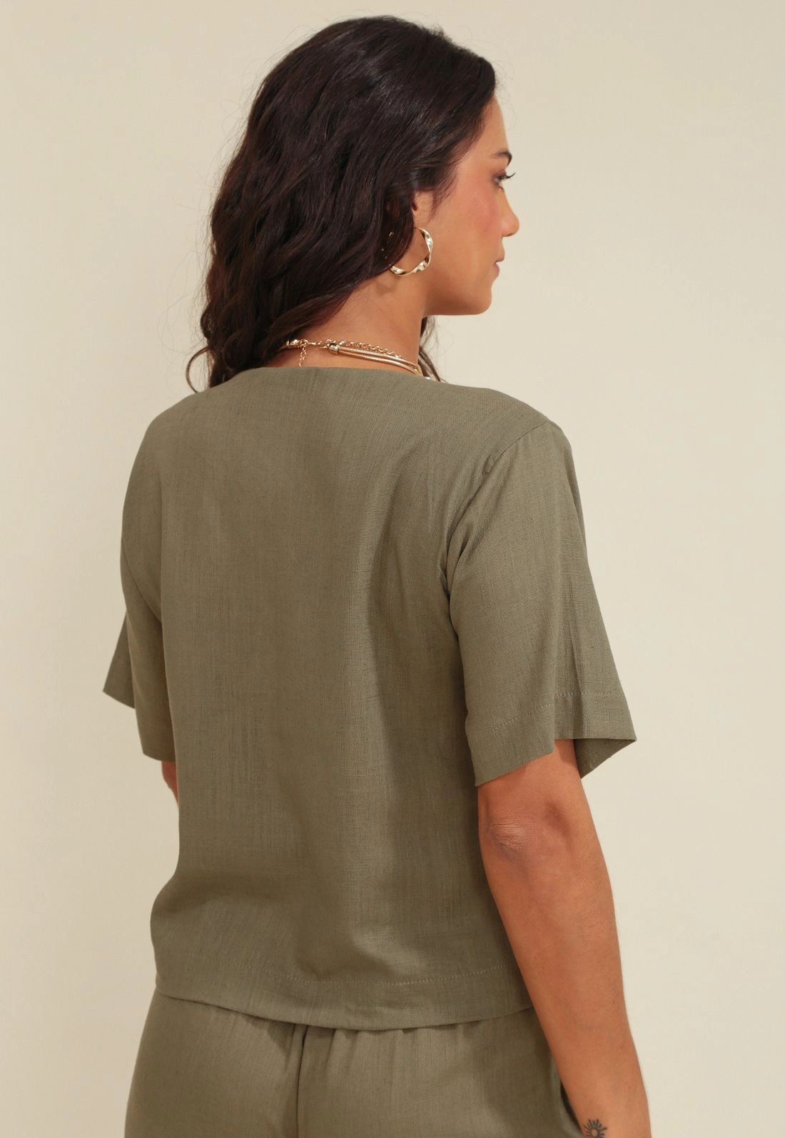 Blusa Manga Curta Decote V Em Linho