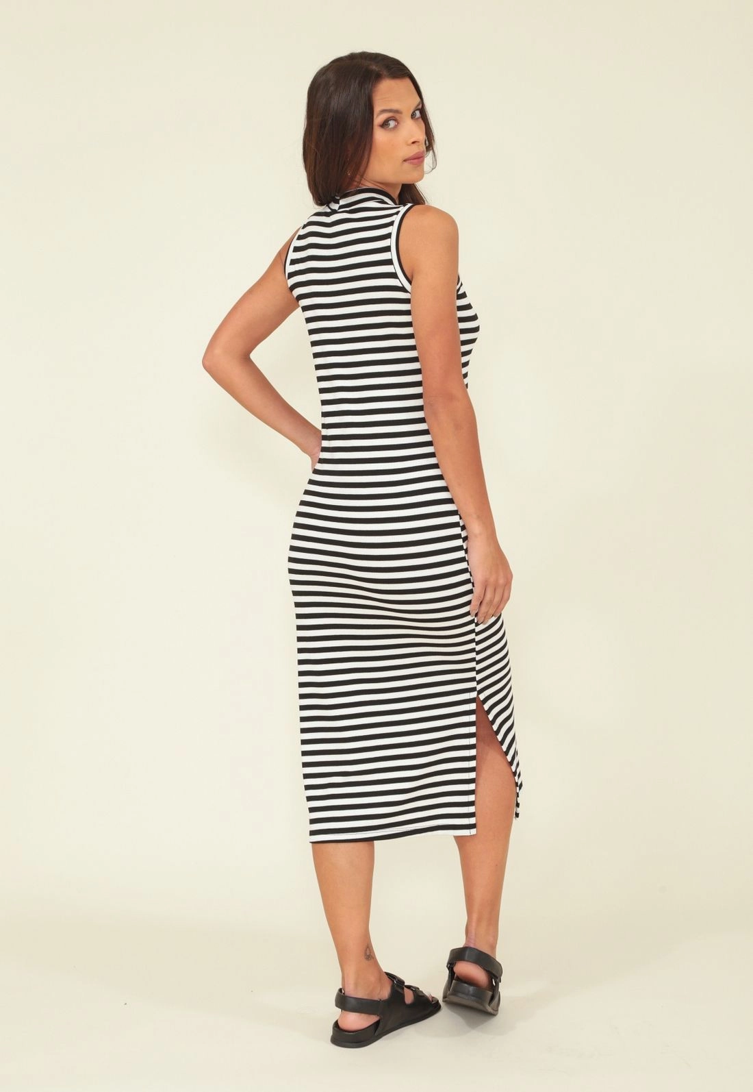 Vestido Midi Listrado Em Ribana Sem Manga Gola Alta