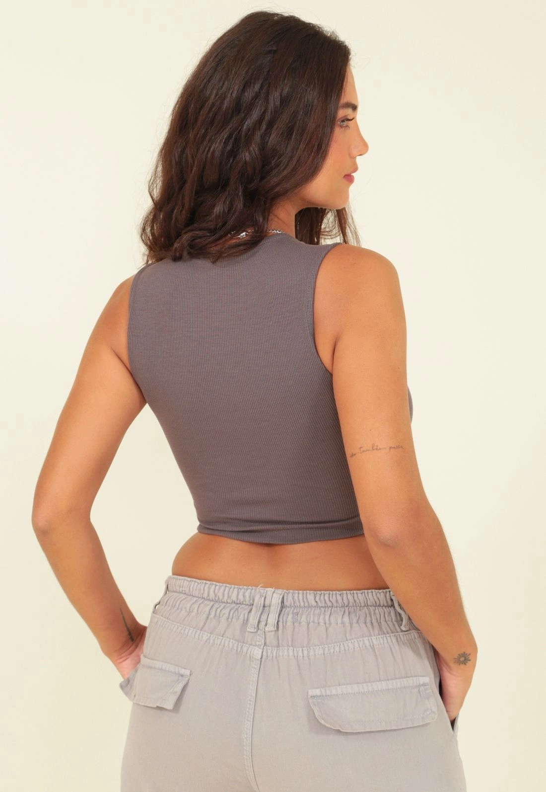 Blusa Cropped Malha Canelada Com Recorte Vazado Sem Manga