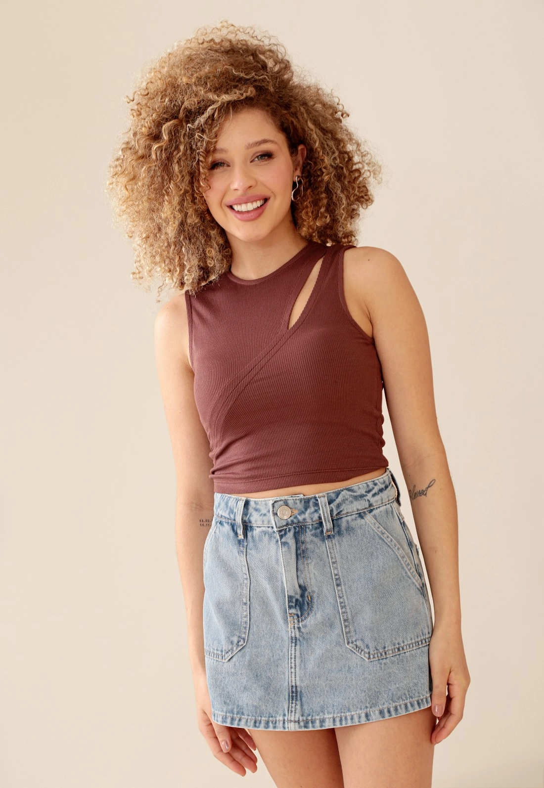 Blusa Cropped Malha Canelada Com Recorte Vazado Sem Manga