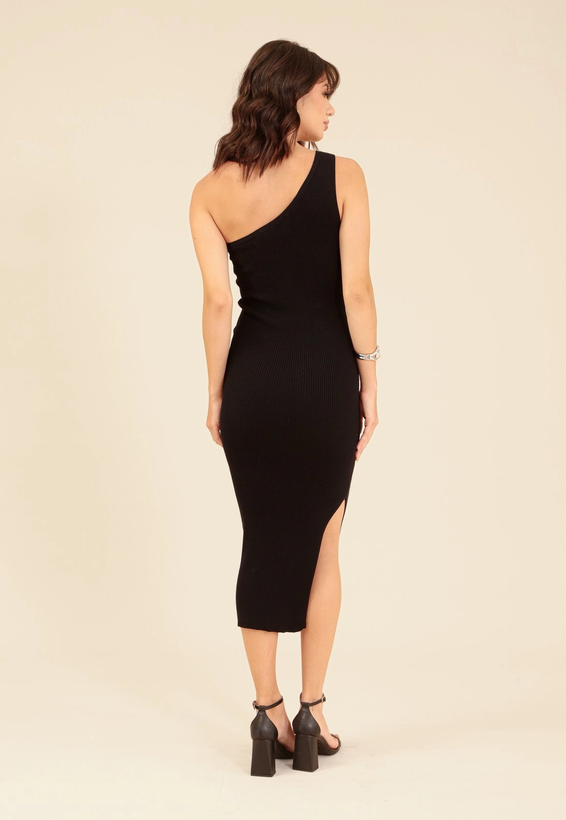 Vestido Midi Em Tricô Ombro Só