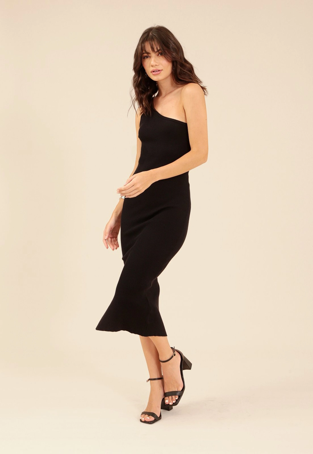 Vestido Midi Em Tricô Ombro Só