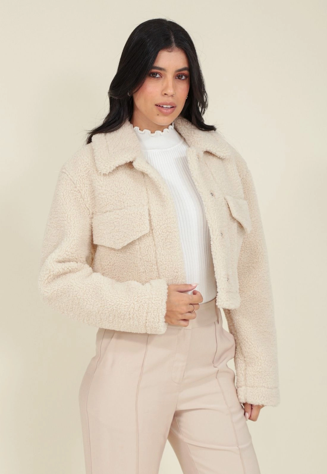 Casaco Cropped Em Pelinho Com Bolso Frontal