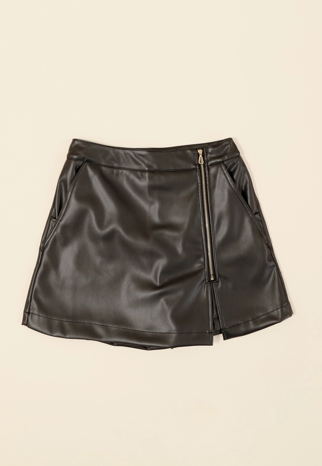 Short Saia Em Pu Com Transpasse E Zíper Lateral