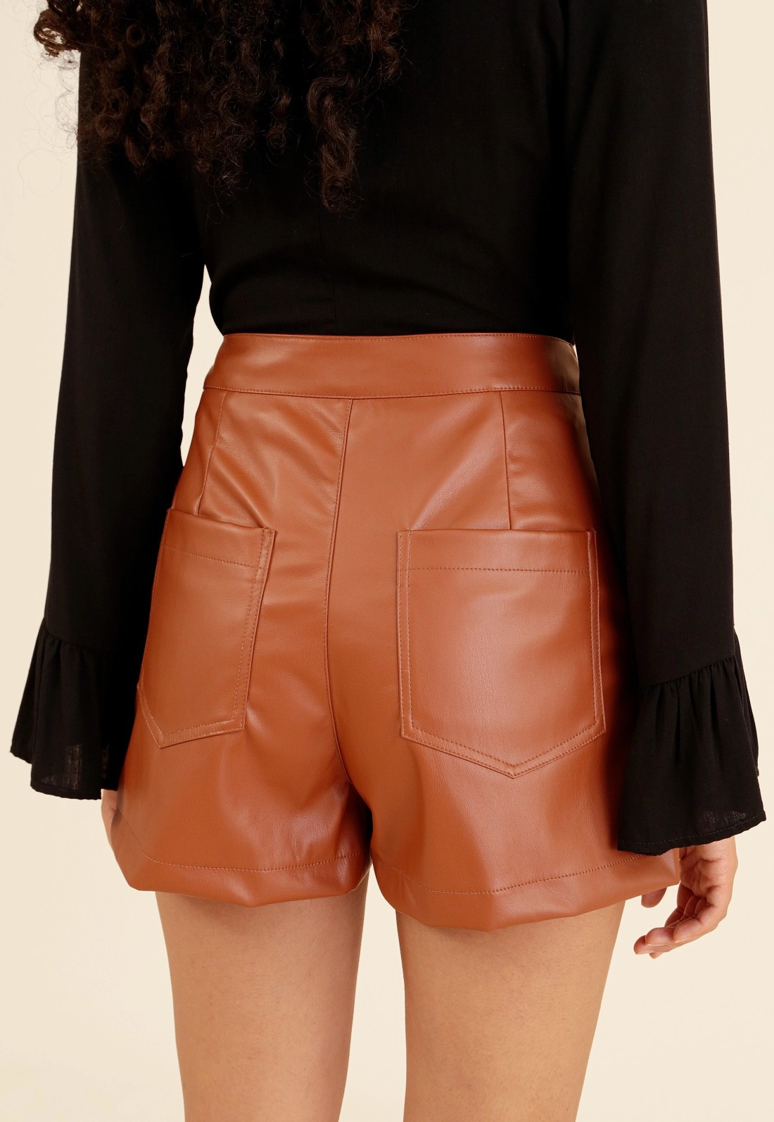 Short Saia Em Pu Com Transpasse E Zíper Lateral