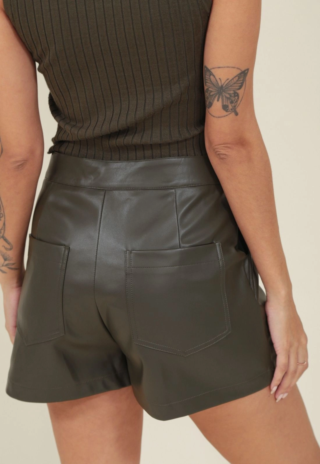 Short Saia Em Pu Com Transpasse E Zíper Lateral