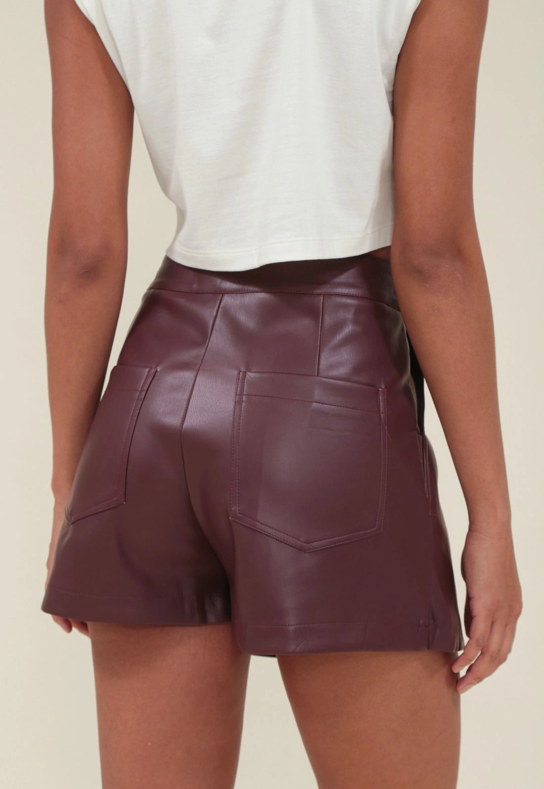 Short Saia Em Pu Com Transpasse E Zíper Lateral