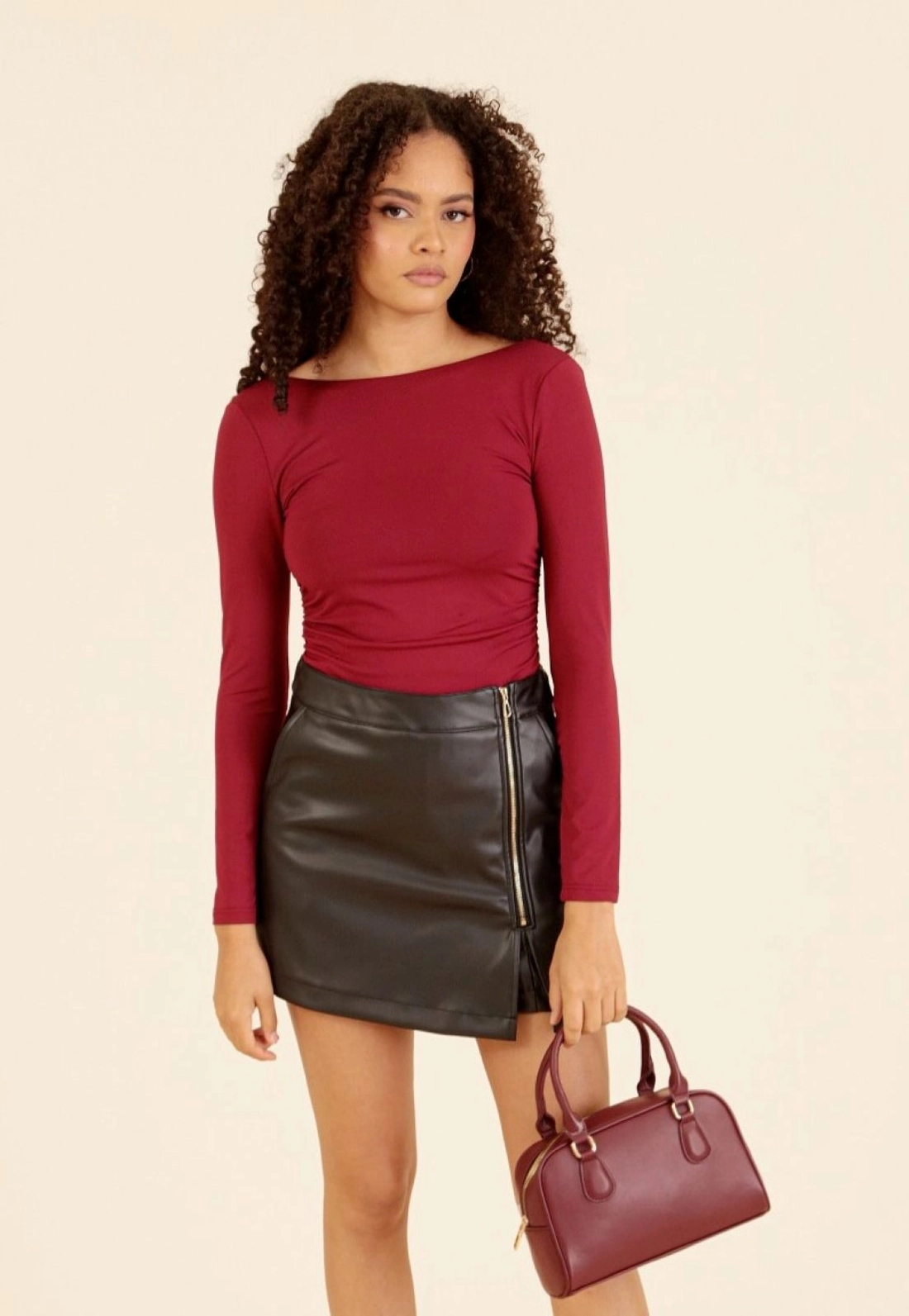 Short Saia Em Pu Com Transpasse E Zíper Lateral