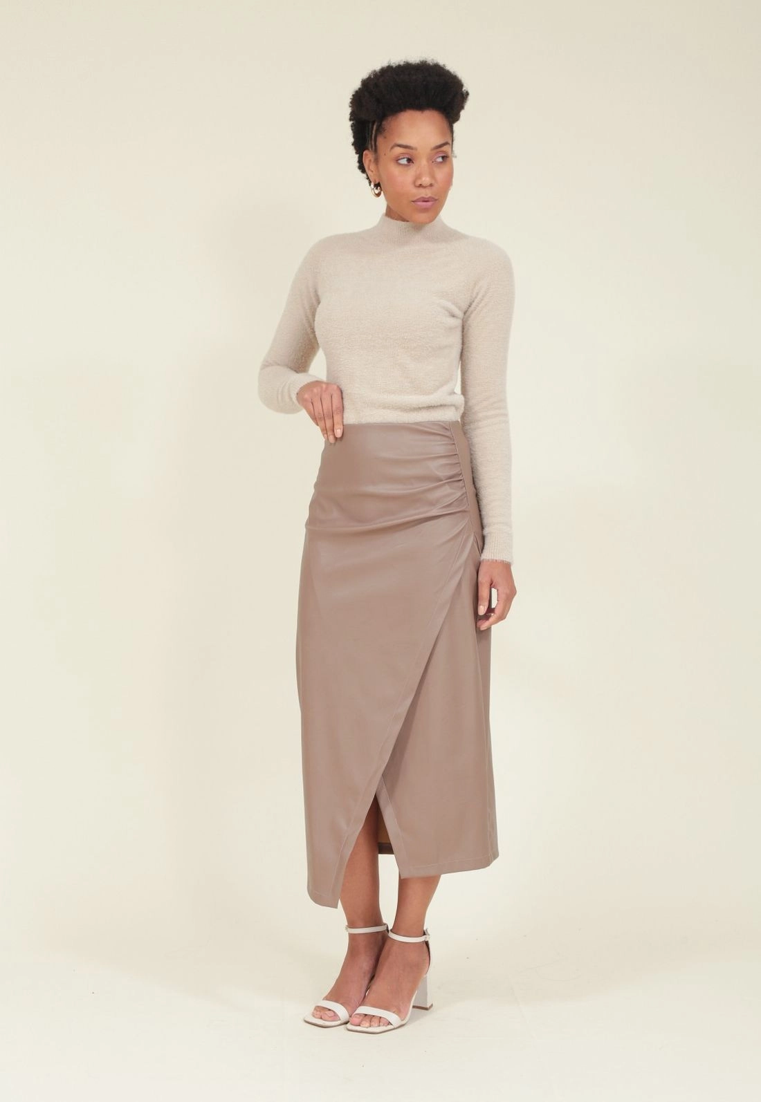 Saia Midi Em Pu Com Transpasse E Franzido Lateral