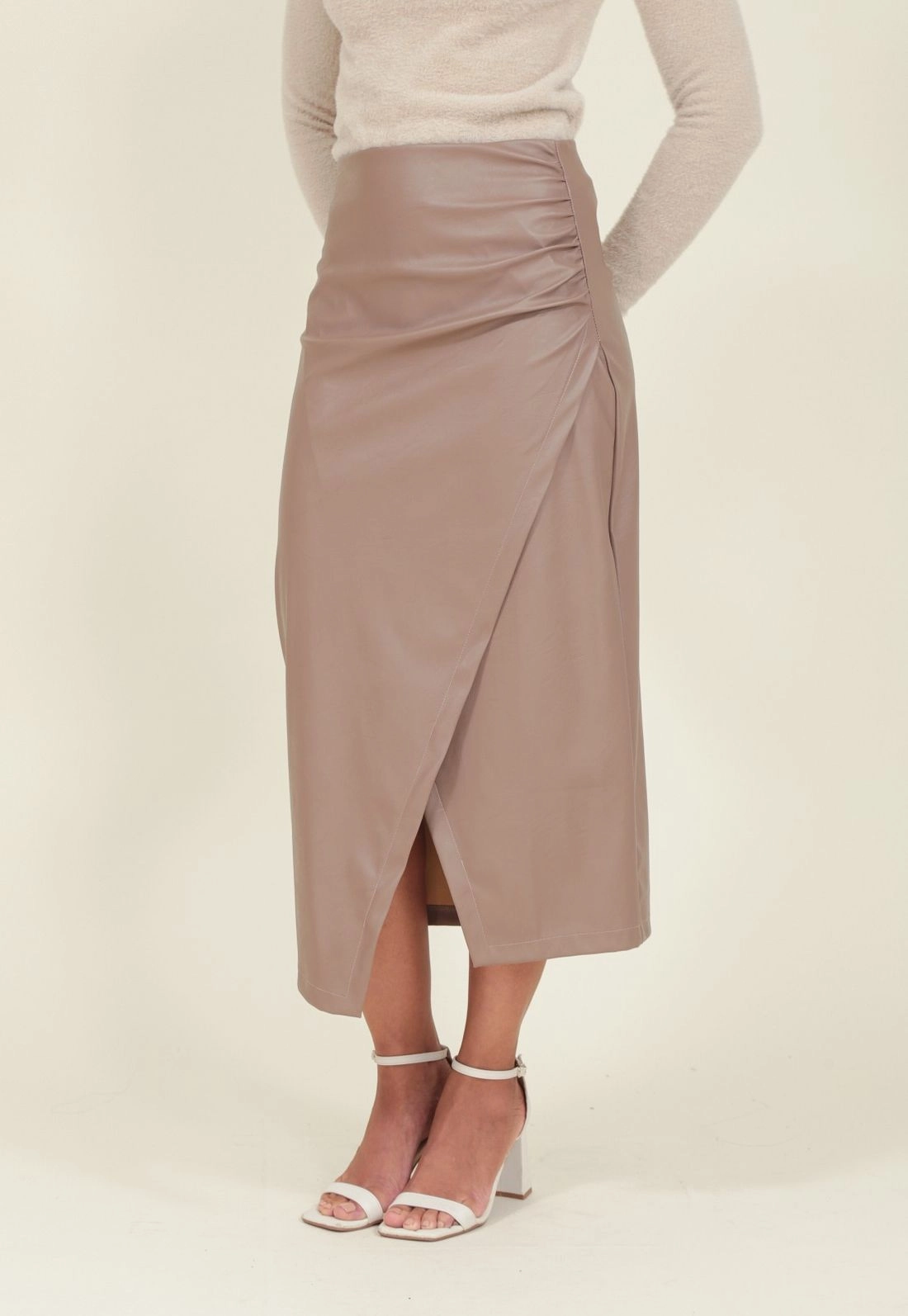 Saia Midi Em Pu Com Transpasse E Franzido Lateral