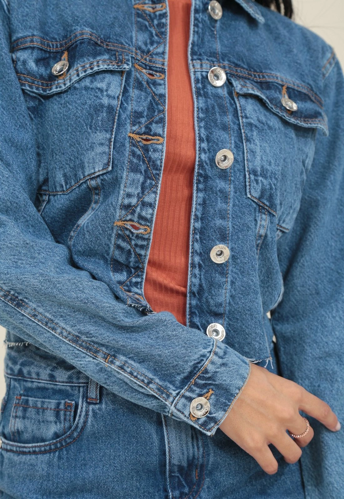 Jaqueta Jeans Com Recorte E Bolso Frontal
