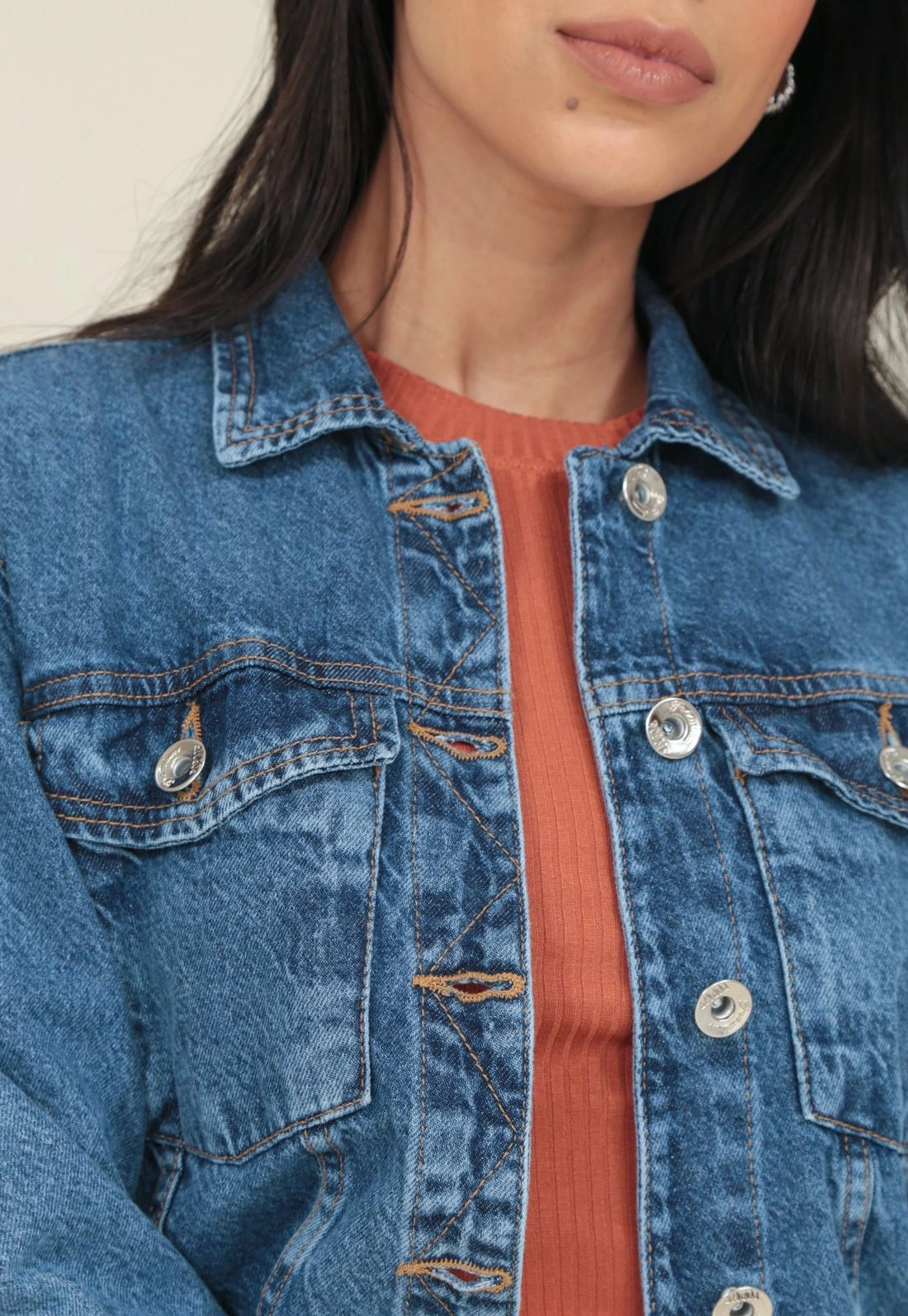 Jaqueta Jeans Com Recorte E Bolso Frontal