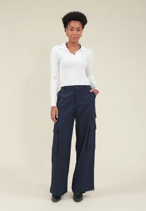 Calça Alfaiataria Wide Leg Risca De Giz Com Bolso Lateral