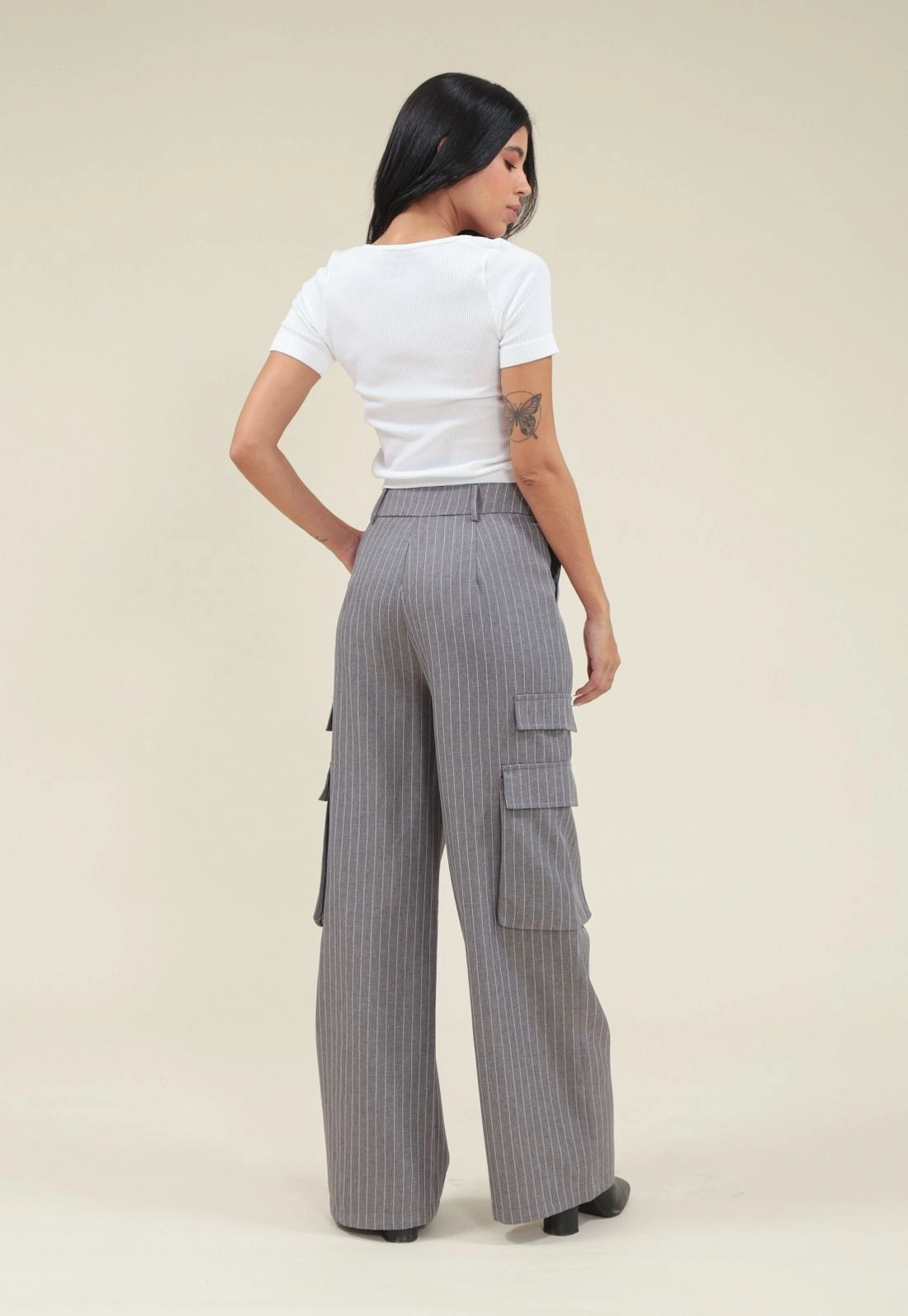 Calça Alfaiataria Wide Leg Risca De Giz Com Bolso Lateral