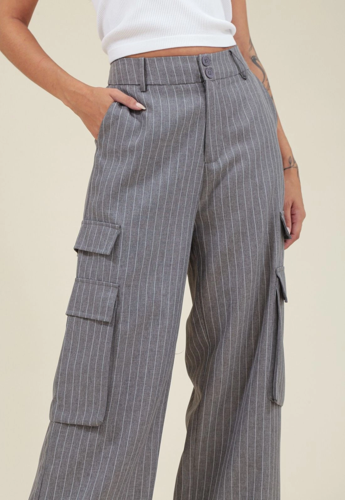 Calça Alfaiataria Wide Leg Risca De Giz Com Bolso Lateral