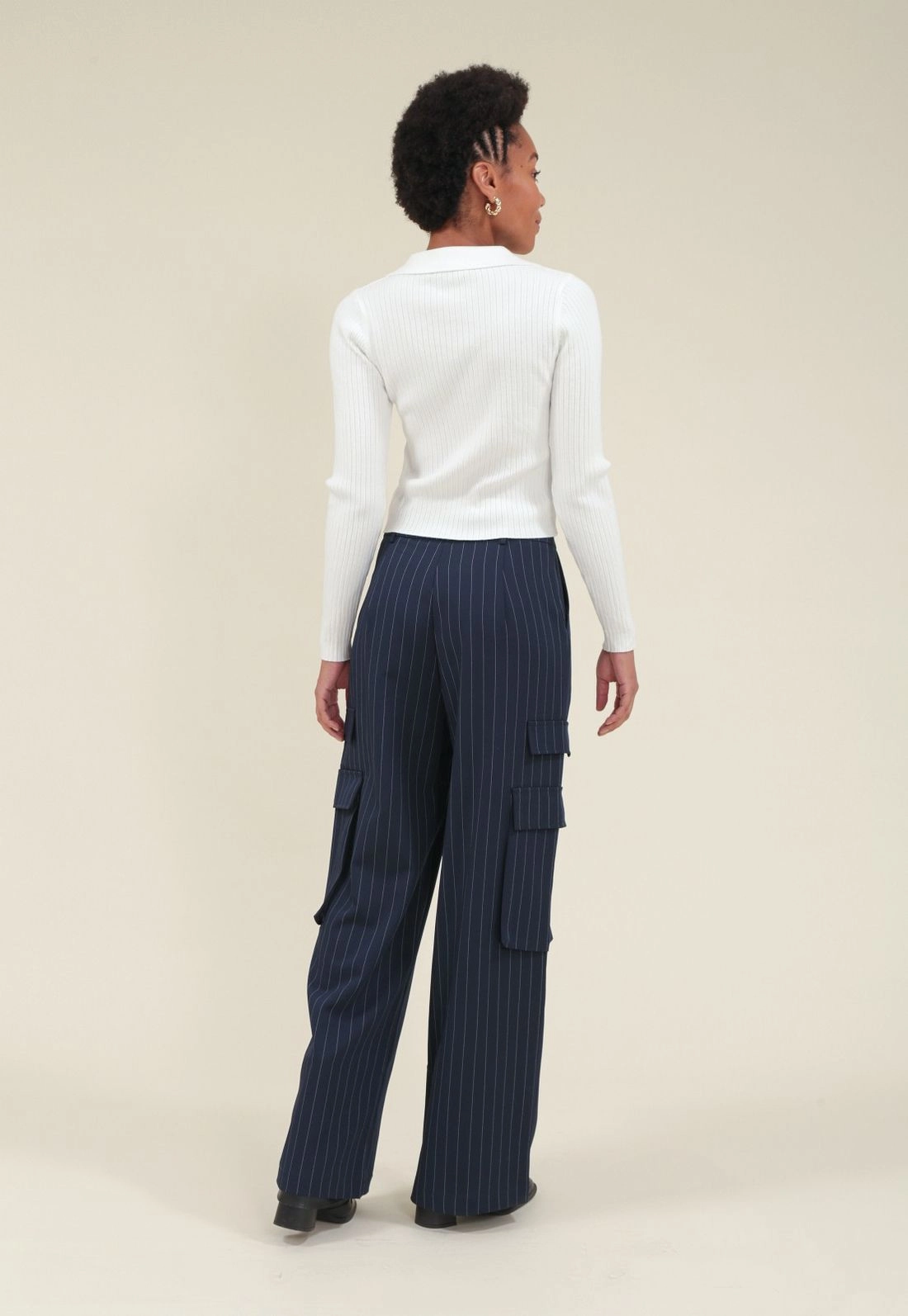 Calça Alfaiataria Wide Leg Risca De Giz Com Bolso Lateral