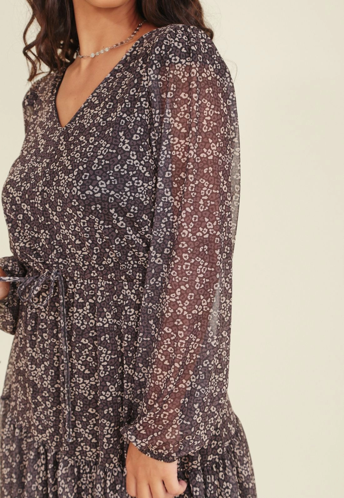 Vestido Curto Em Tule Animal Print Manga Longa