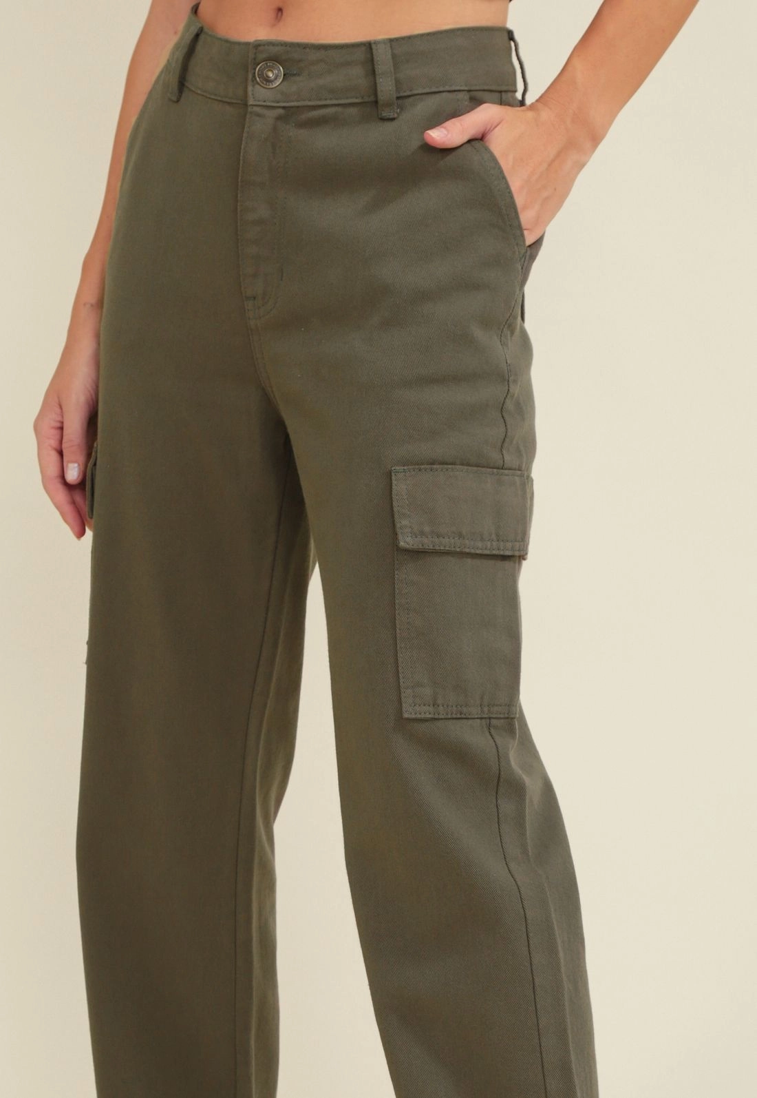 Calça Reta Em Sarja Com Bolso Cargo