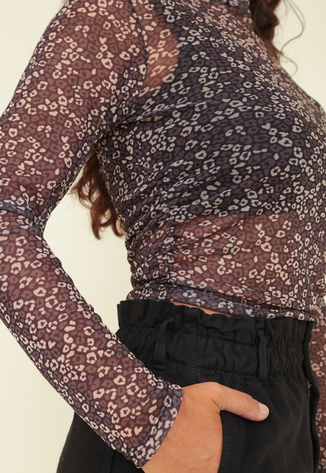 Blusa Em Tule Manga Longa Animal Print Com Gola Alta