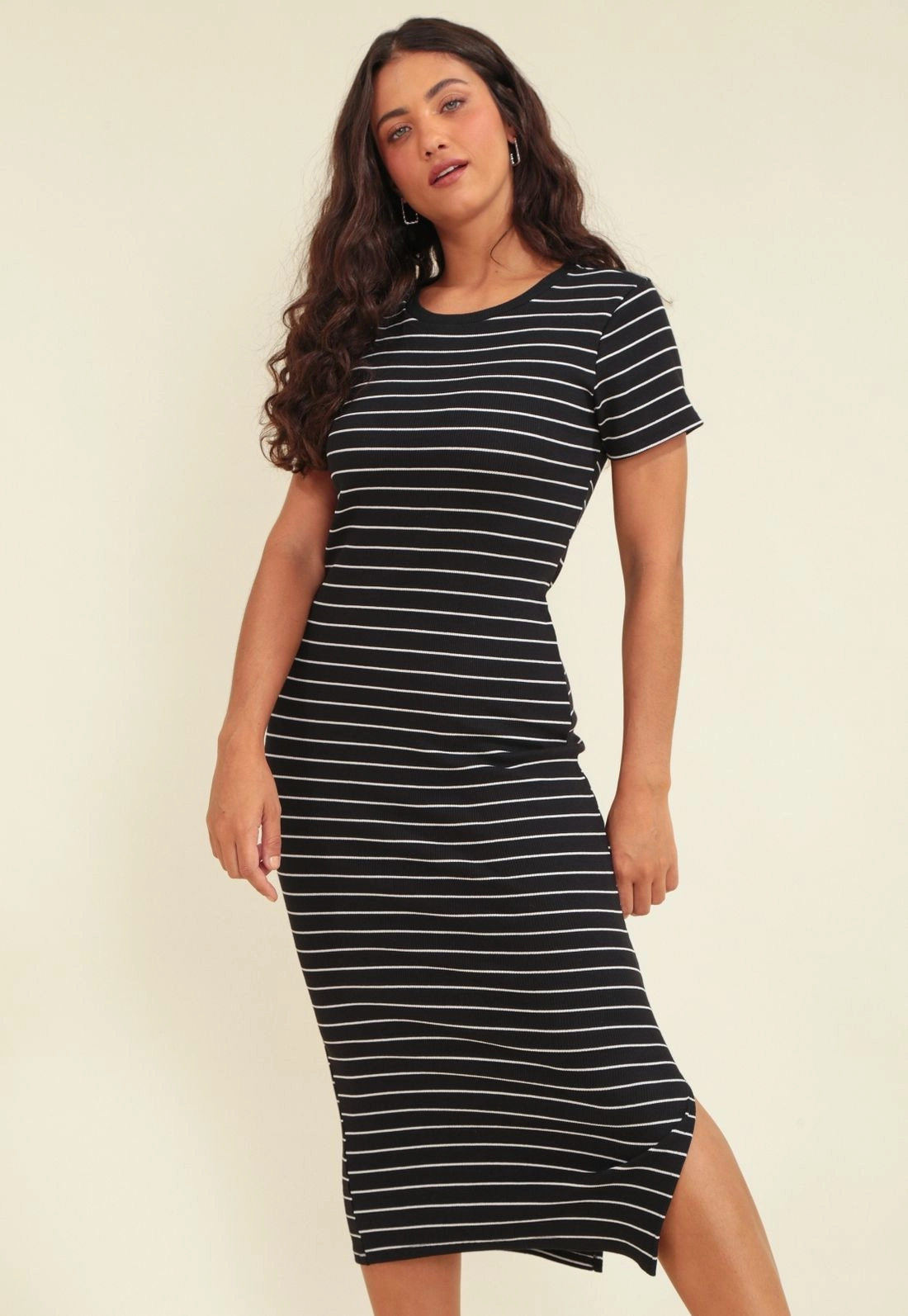 Vestido Midi Em Ribana Listrada Com Manga Curta