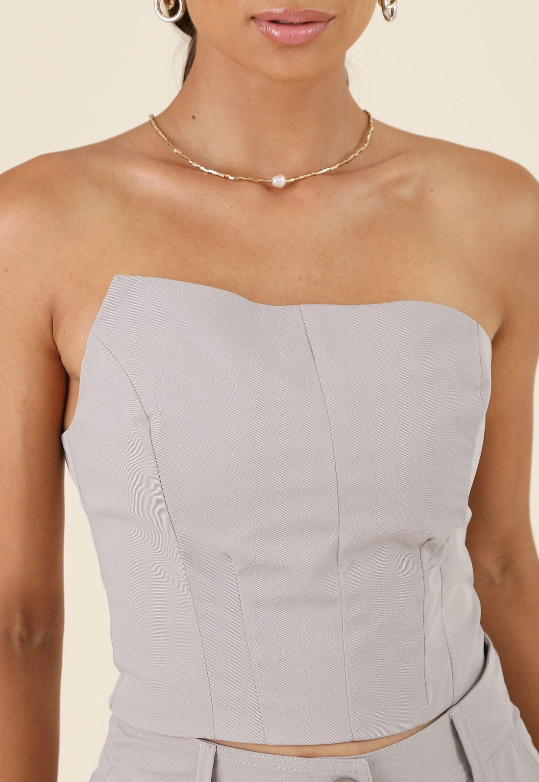 Blusa Cropped Em Alfaiataria Sarjada Com Decote Reto Assimétrico