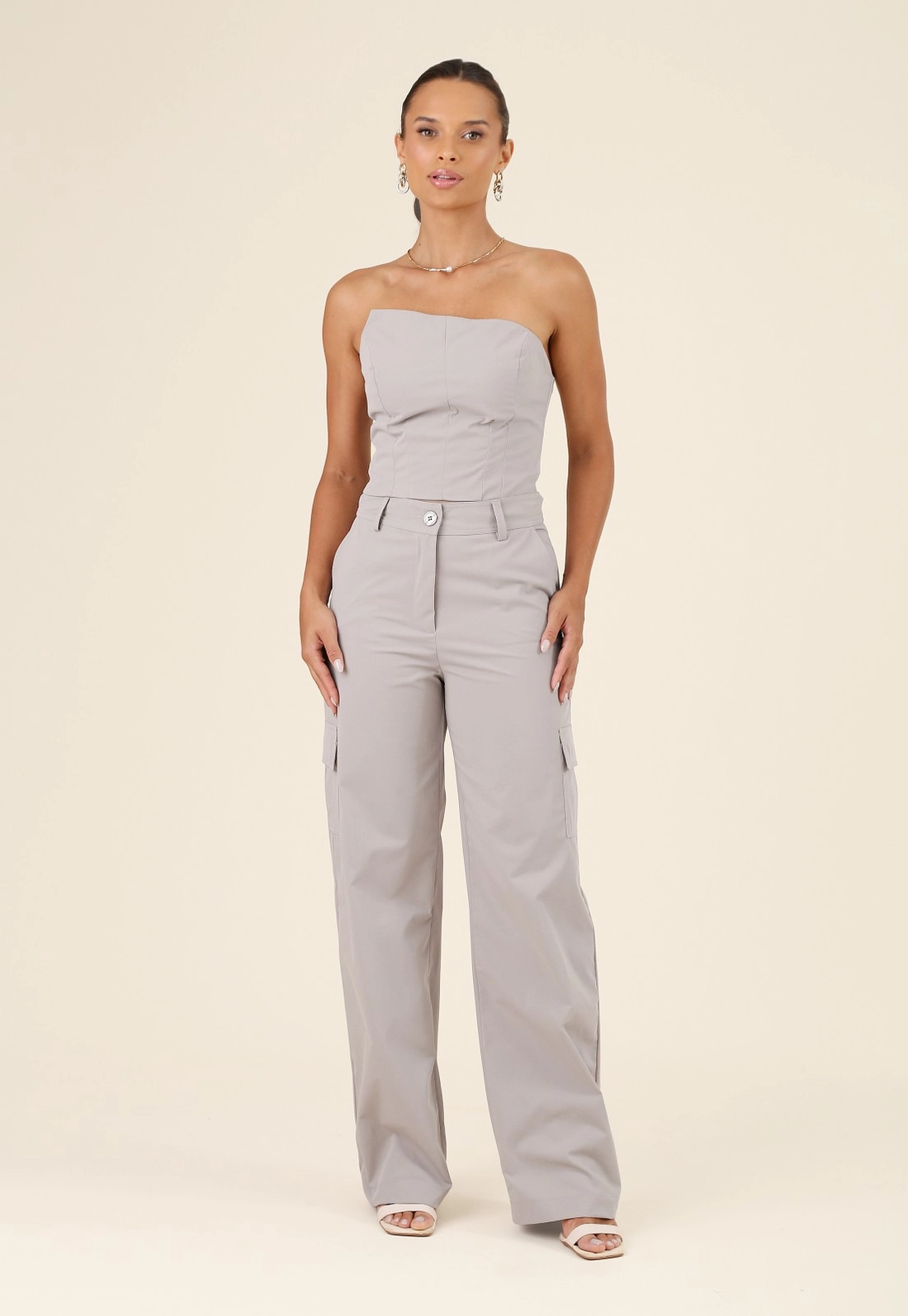 Blusa Cropped Em Alfaiataria Sarjada Com Decote Reto Assimétrico