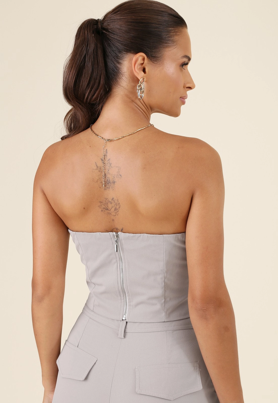 Blusa Cropped Em Alfaiataria Sarjada Com Decote Reto Assimétrico