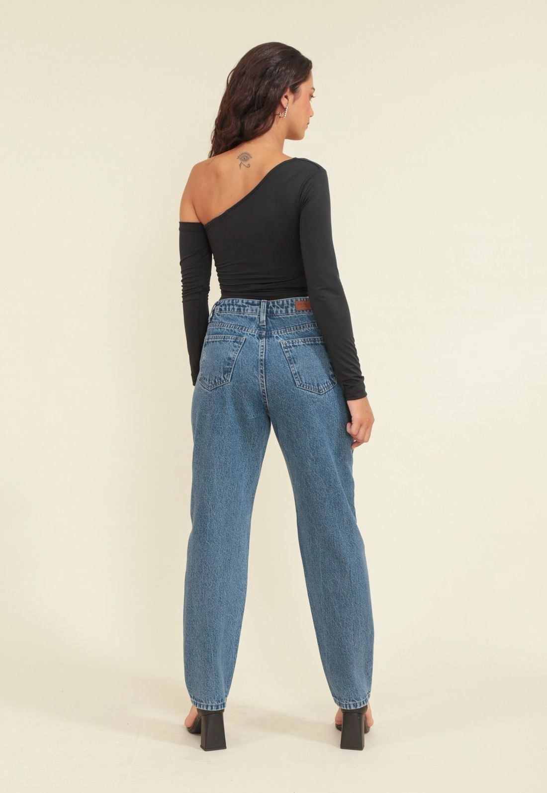 Calça Jeans Mom Cintura Alta Com Hot Fix