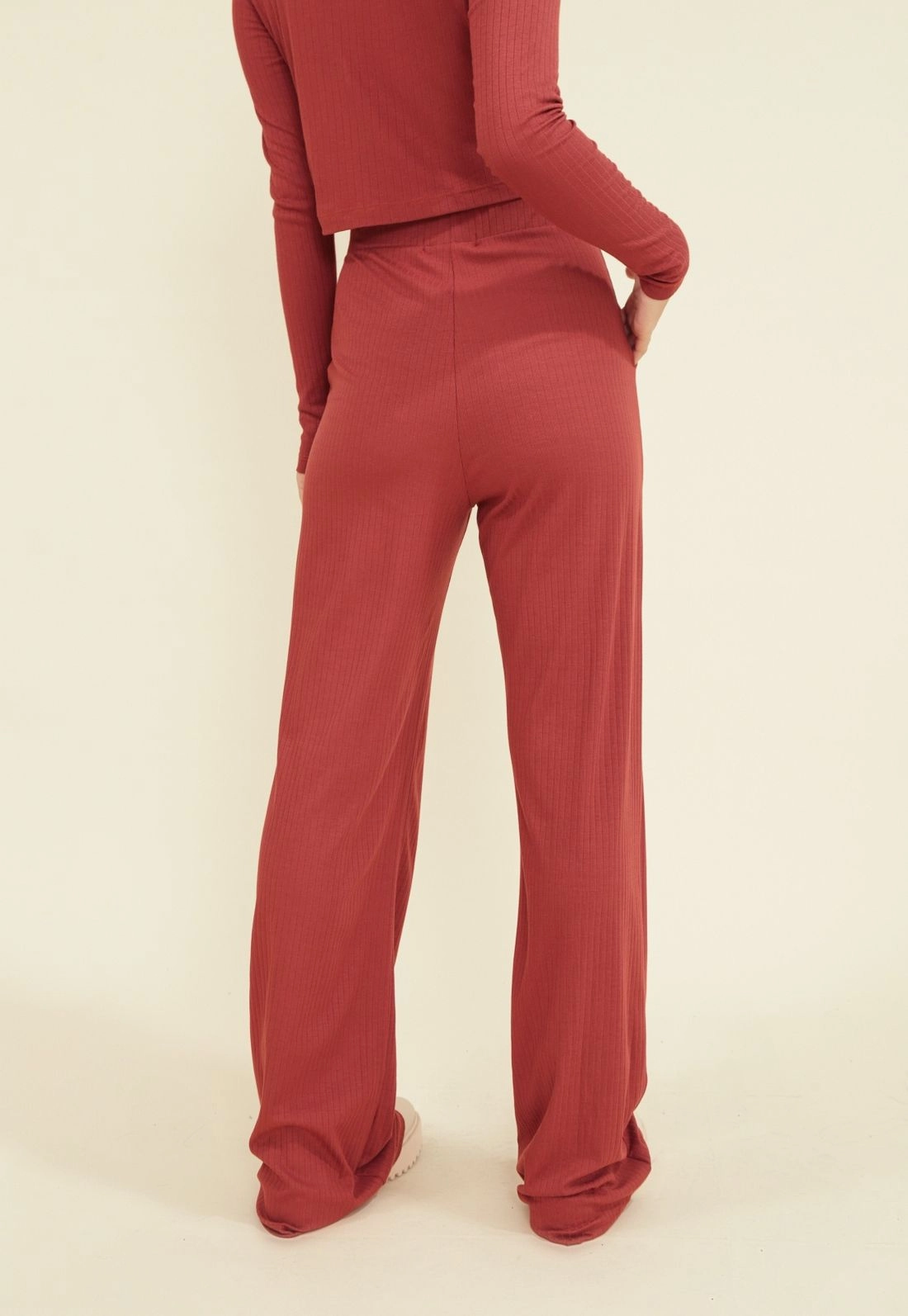 Calça Reta Malha Canelada Bolso