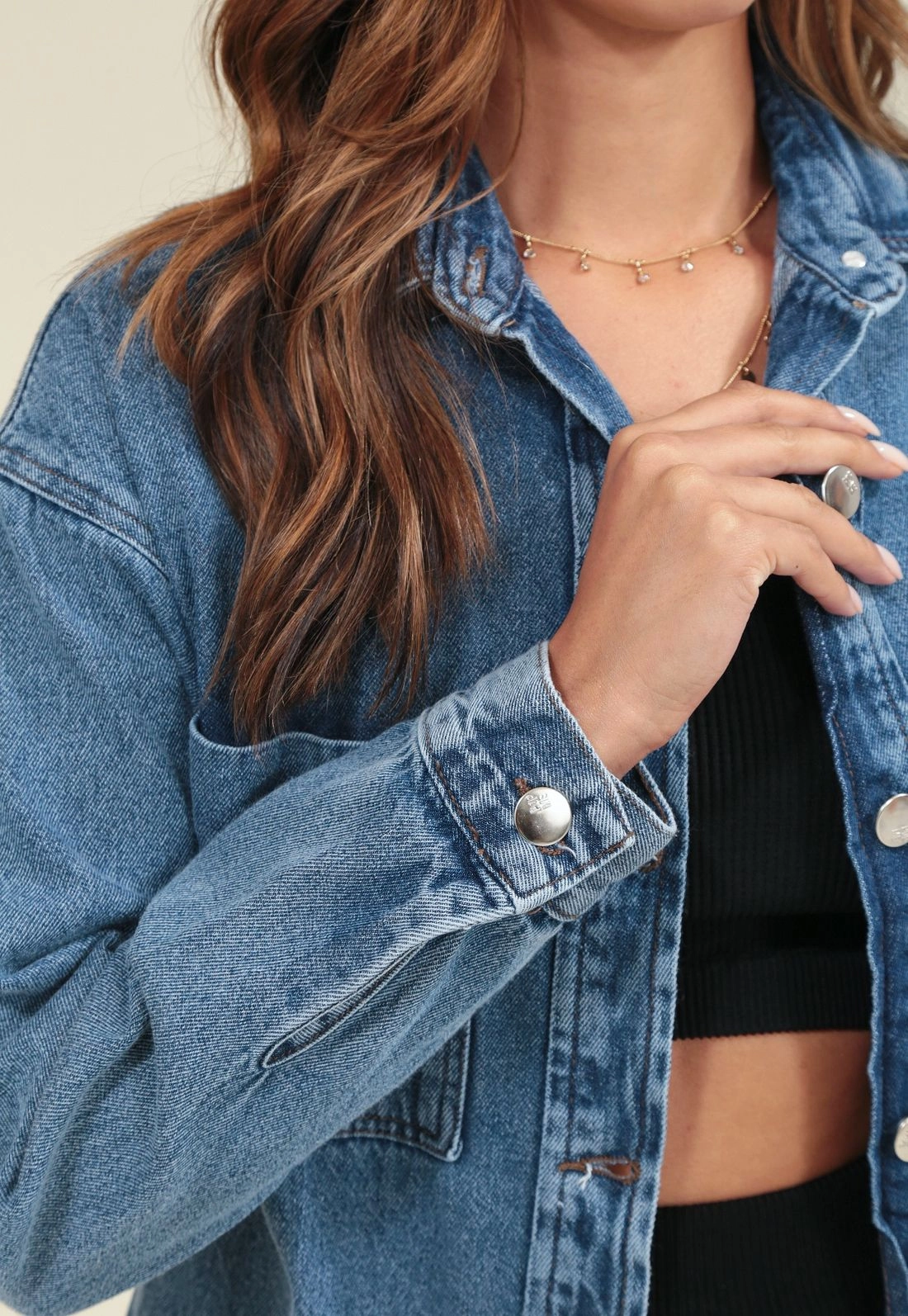 Camisa Jeans Com Bolsos E Barra Arredondada