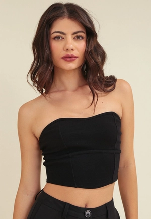Cropped Em Malha Ribana Com Decote Reto E Recortes