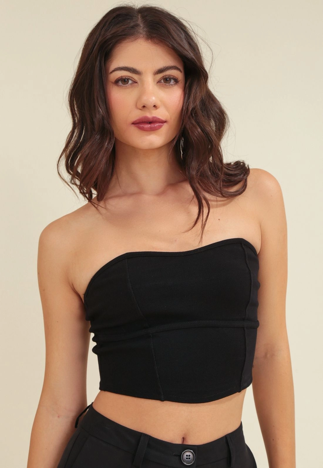 Cropped Em Malha Ribana Com Decote Reto E Recortes