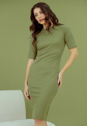 Vestido Midi Canelado Manga Curta Gola Alta