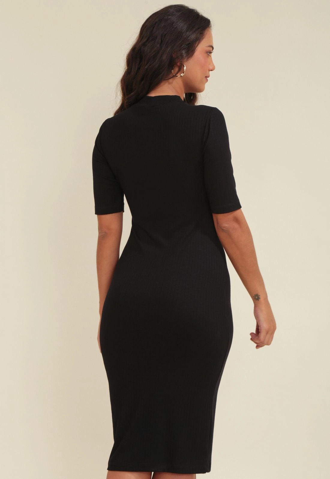 Vestido Midi Canelado Manga Curta Gola Alta