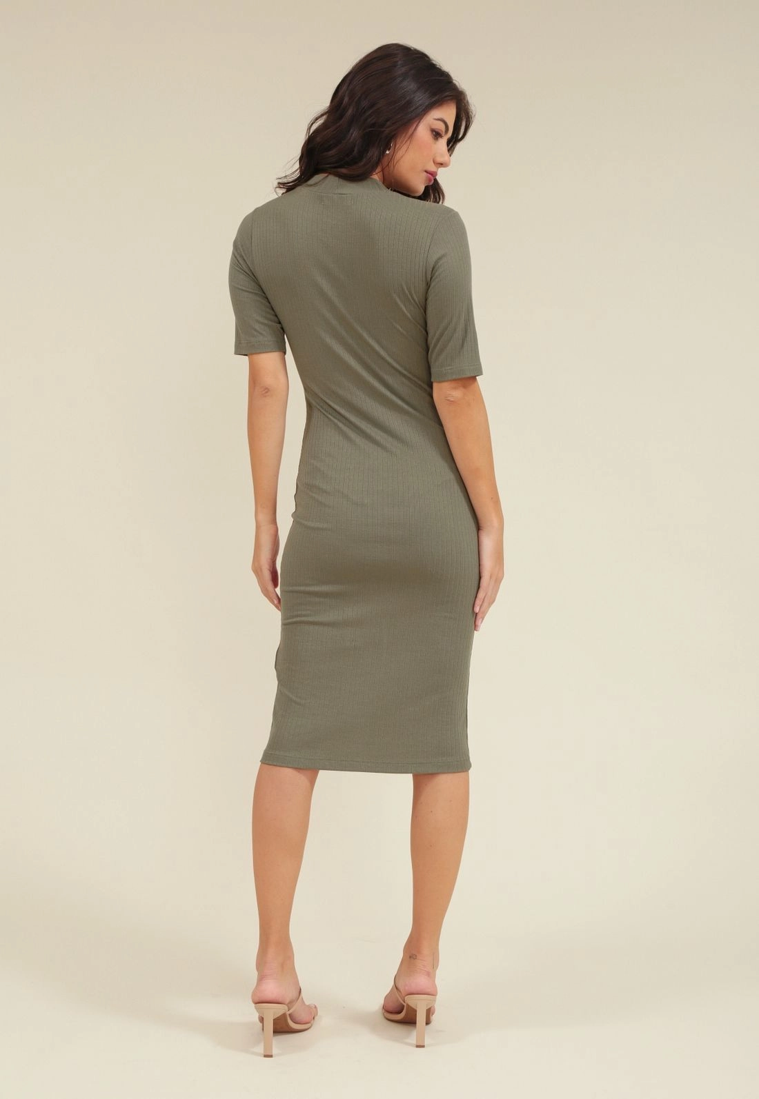 Vestido Midi Canelado Manga Curta Gola Alta
