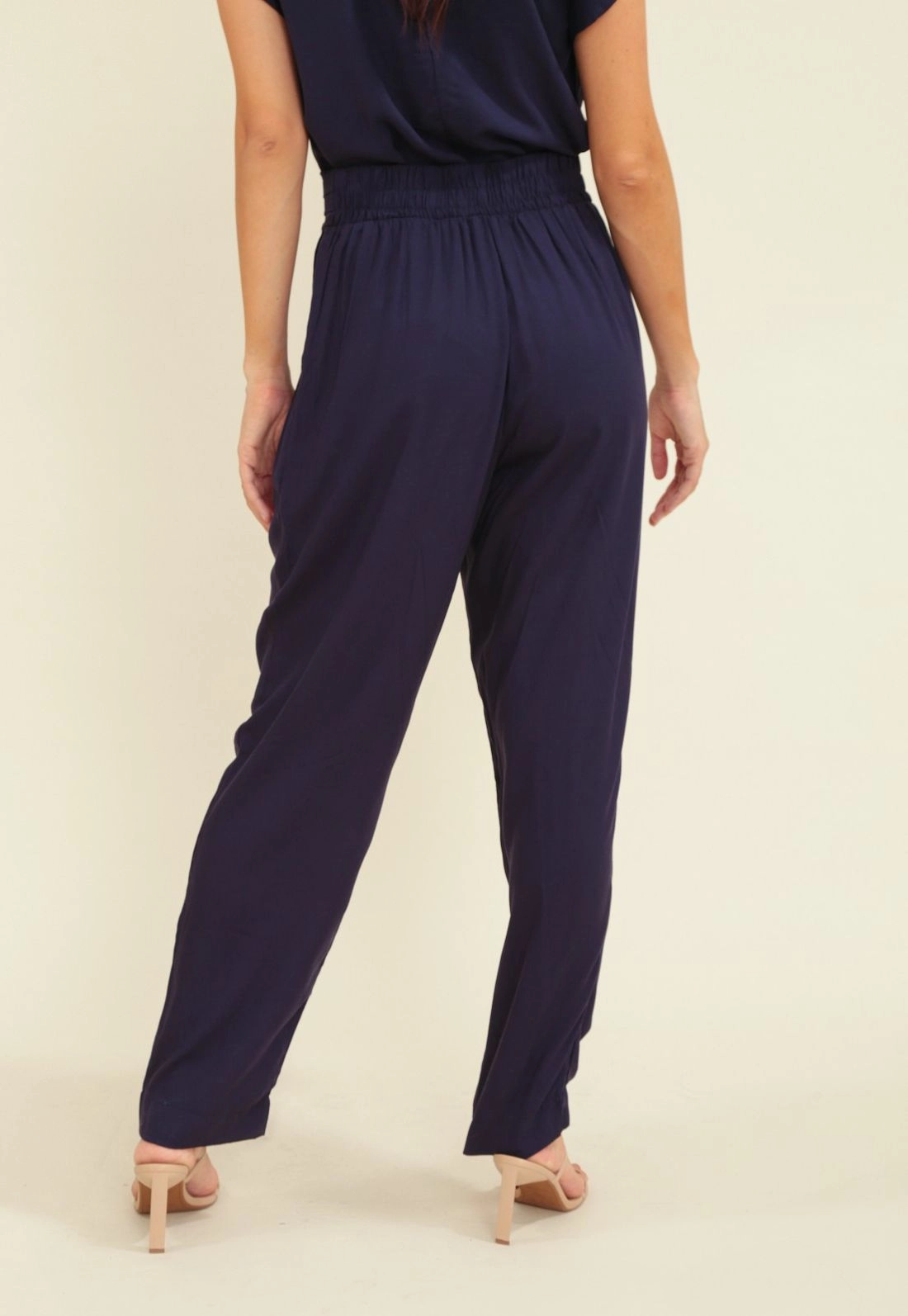 Calça Reta Em Viscose Twill E Cós Com Pregas