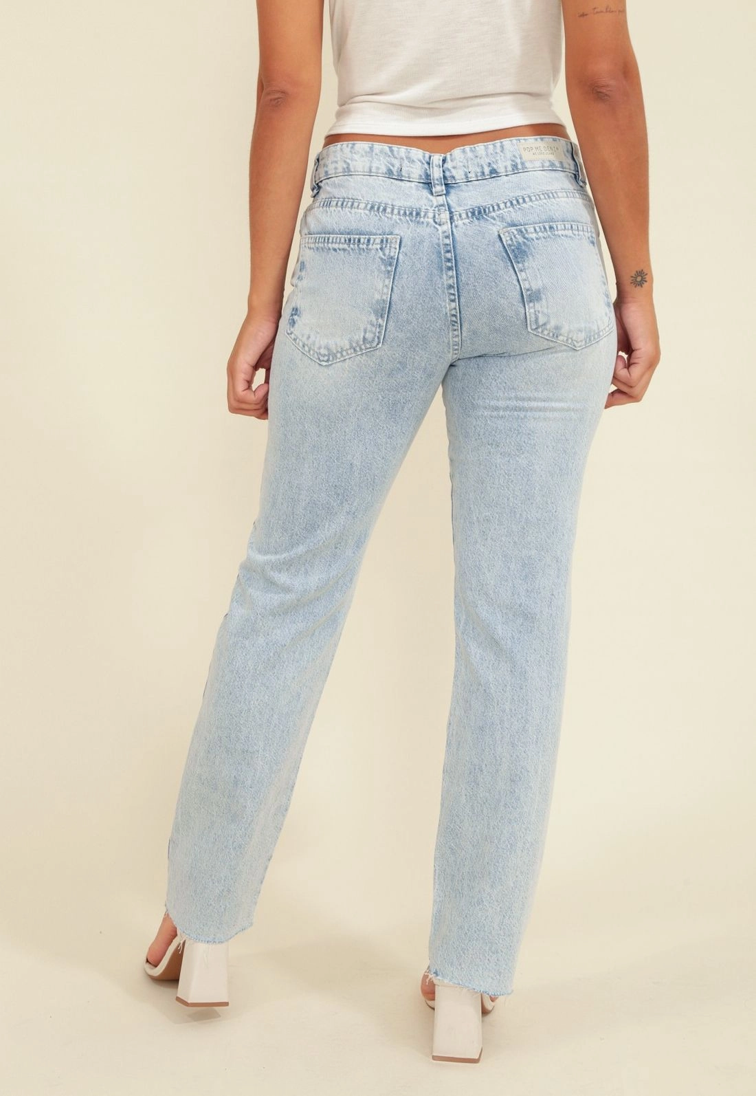 Calça Jeans Reta Cintura Média Com Strass