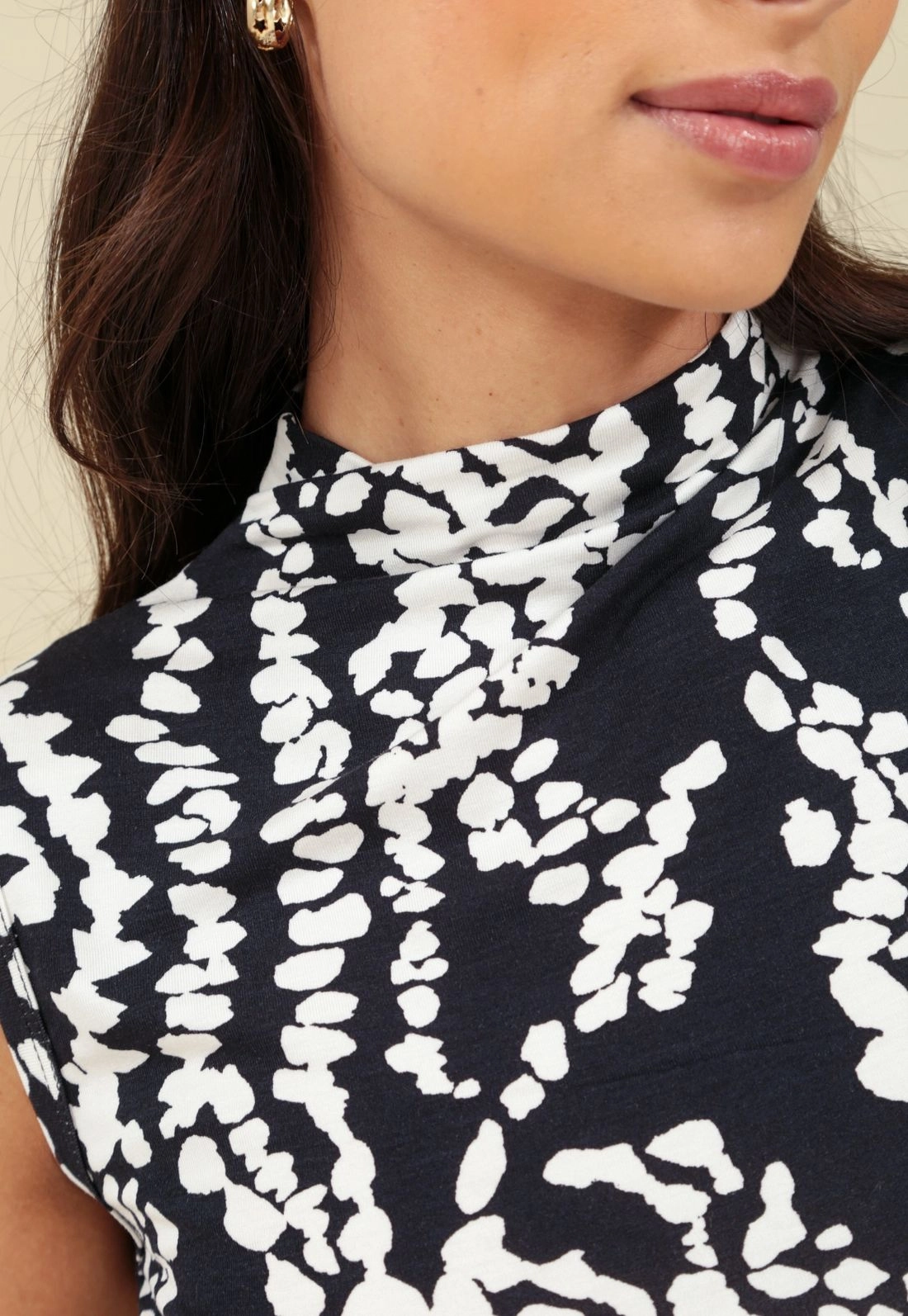 Blusa Sem Manga Em Malha Com Gola Alta E Estampa Bicolor