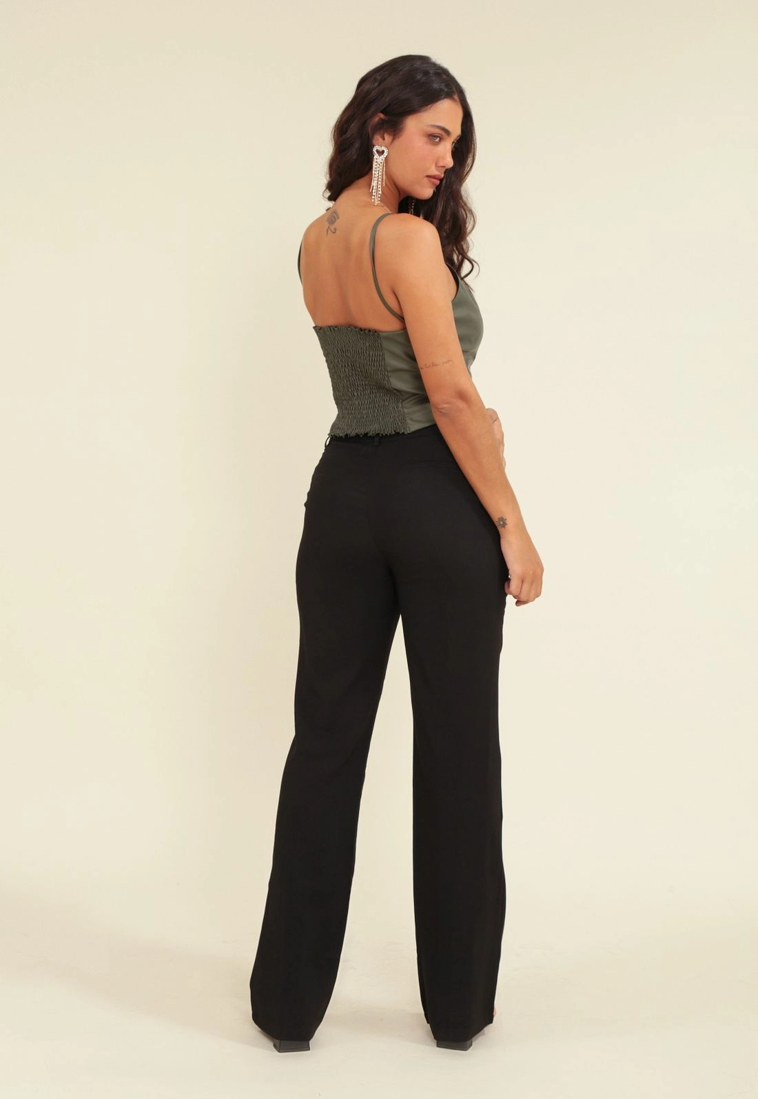 Calça Reta Alfaiataria Com Bolso Faca E Nervura