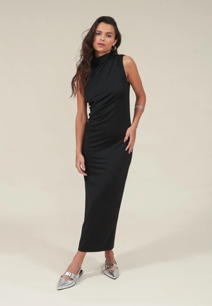 Vestido Midi Crepe Sem Manga Gola Alta E Franzidos