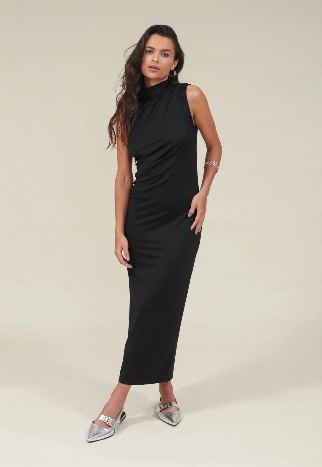 Vestido Midi Crepe Sem Manga Gola Alta E Franzidos