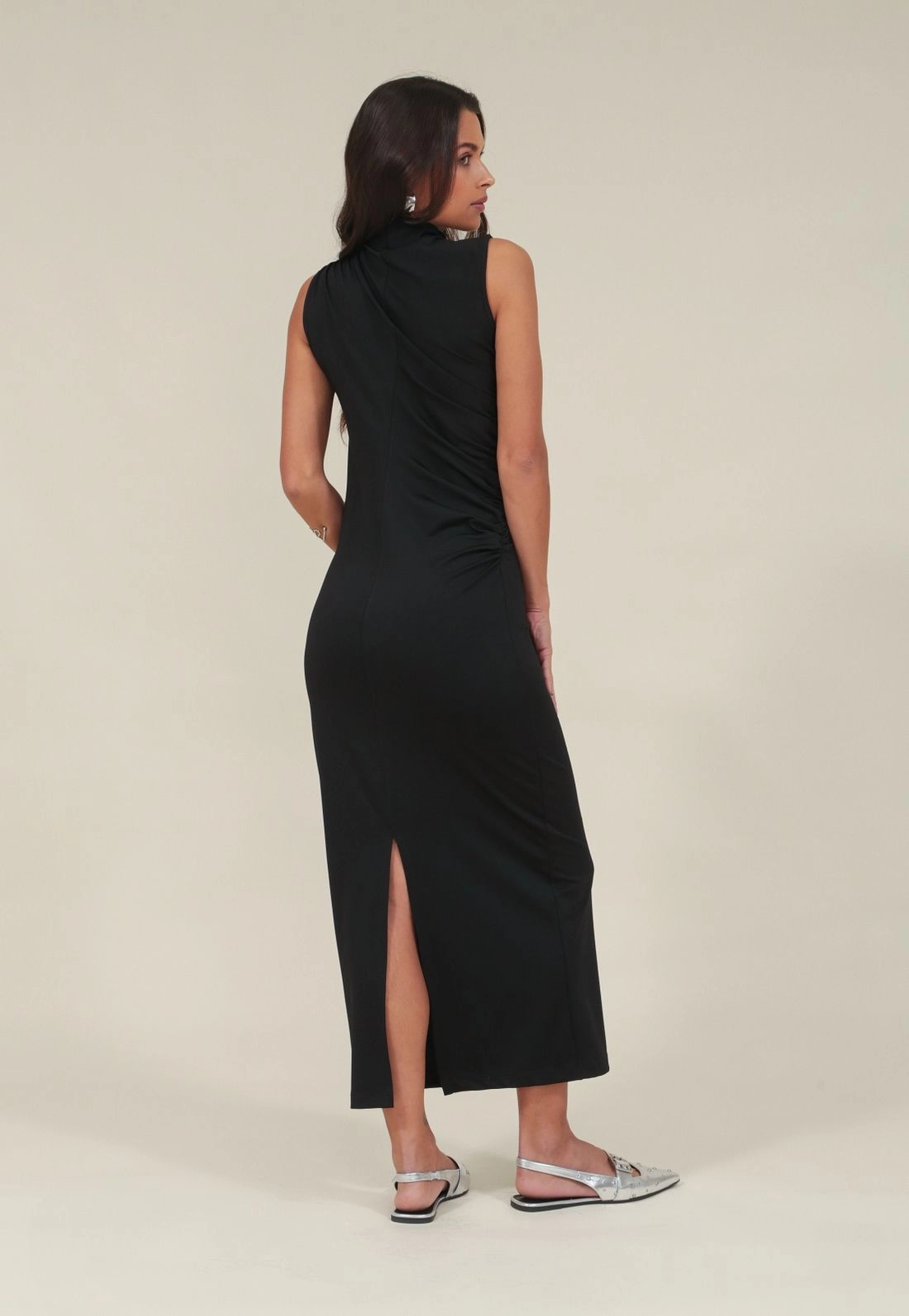 Vestido Midi Crepe Sem Manga Gola Alta E Franzidos