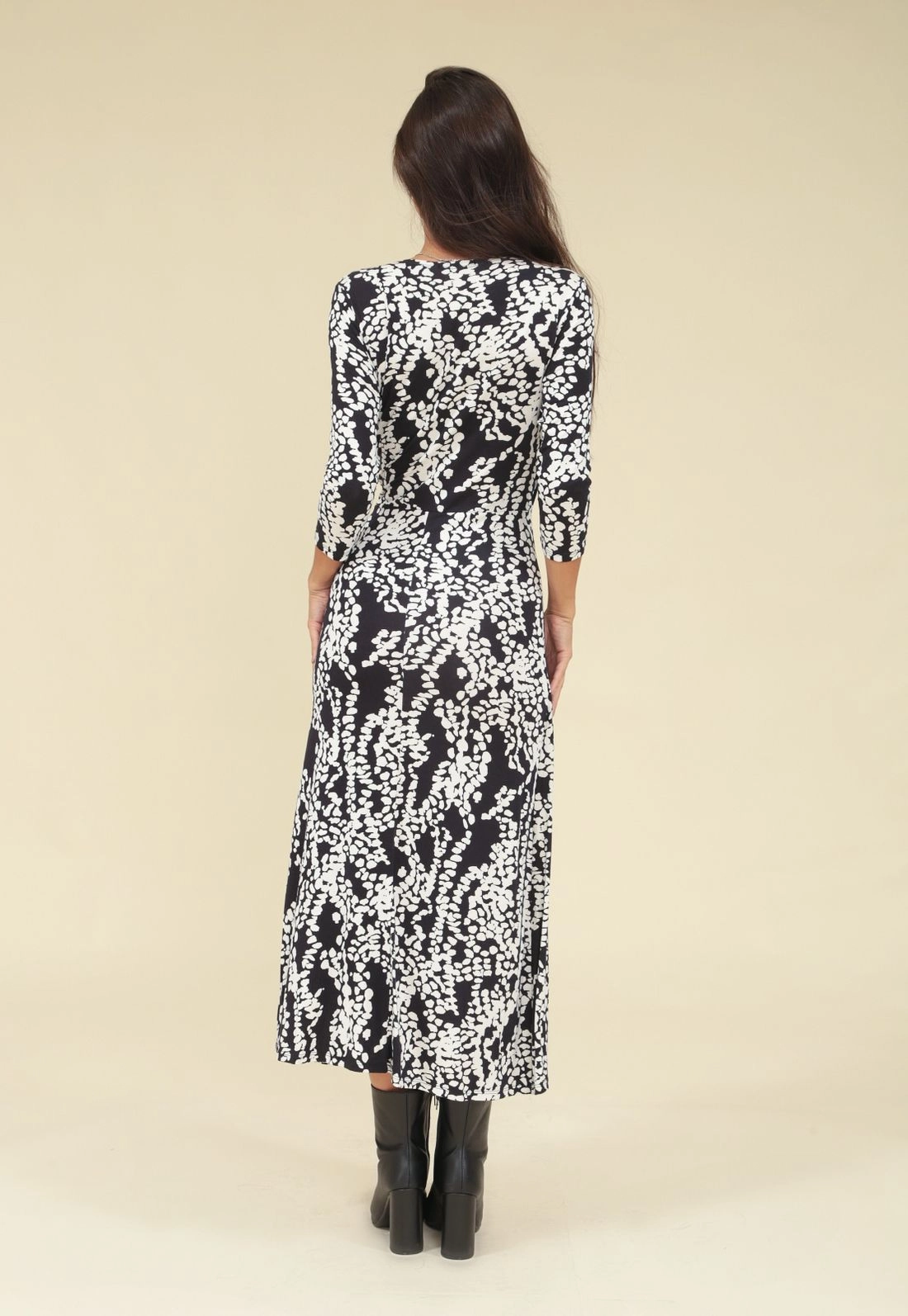 Vestido Midi Malha Manga 7/8 Decote Transpassado Estampa Bicolor