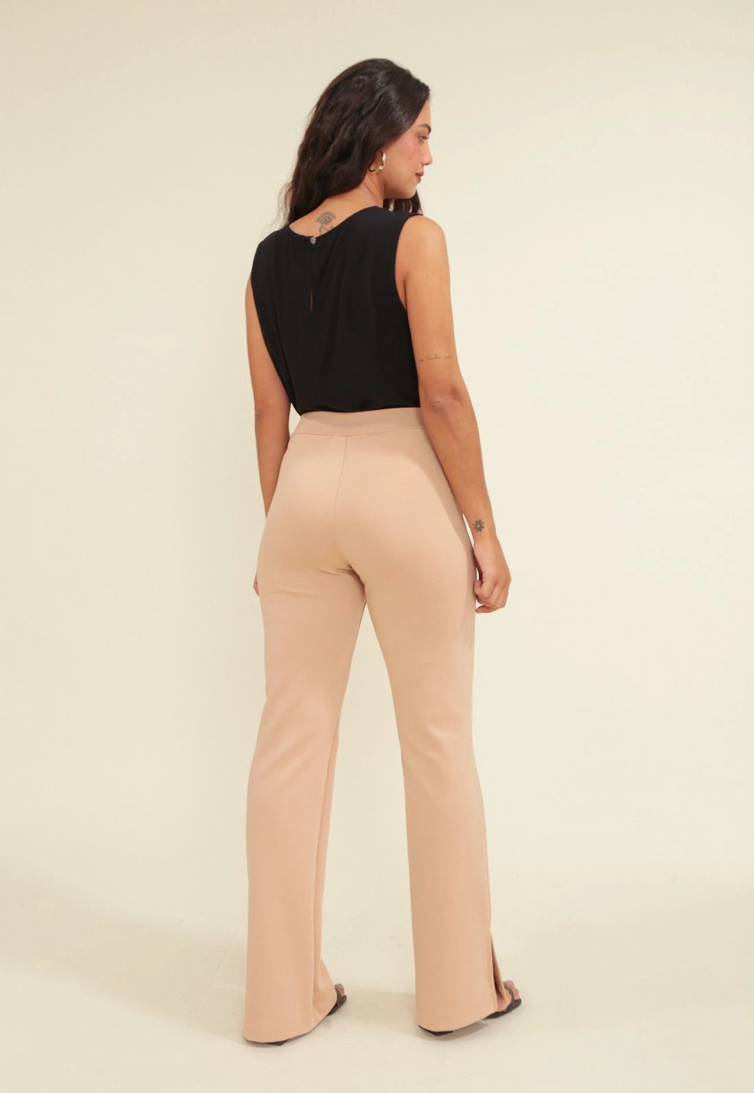 Calça Flare Em Ponto Roma Com Nervura Frente