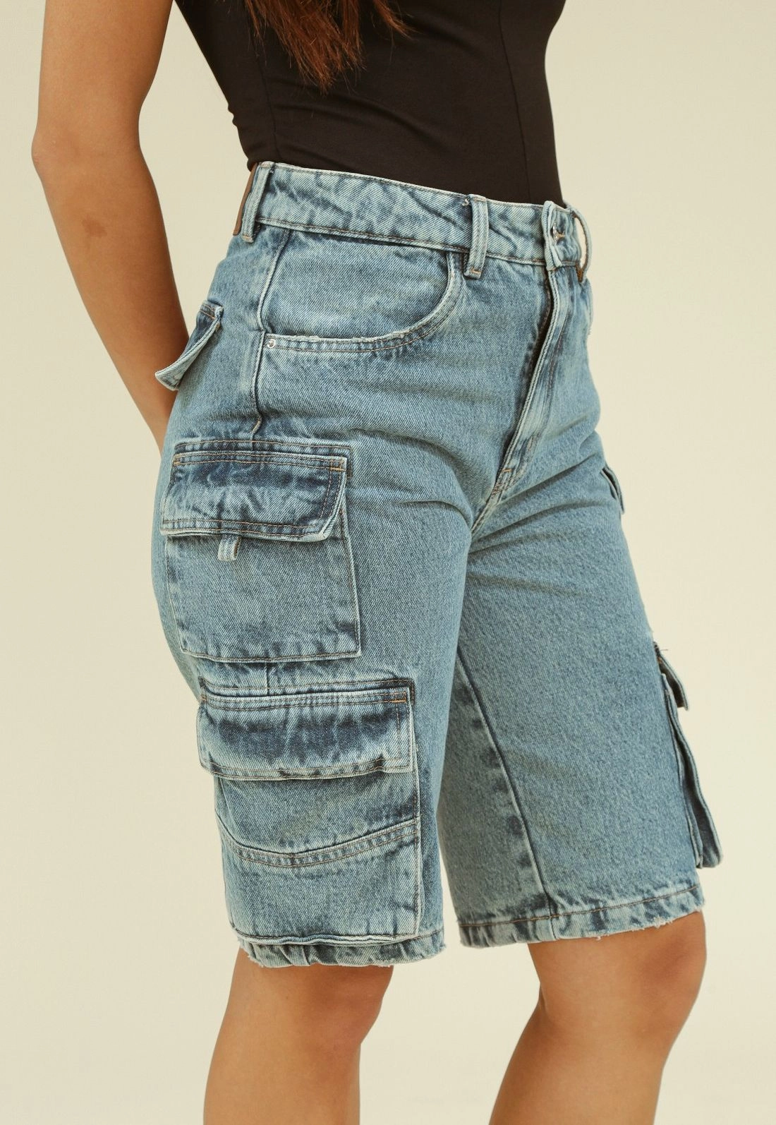 Bermuda Jeans Com Bolsos Cargo