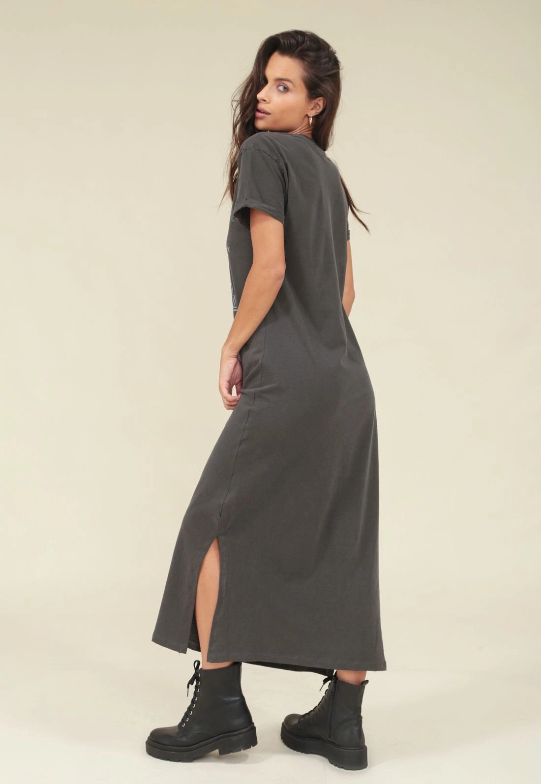 Vestido Midi Em Meia Malha Estonado Manga Curta Onça