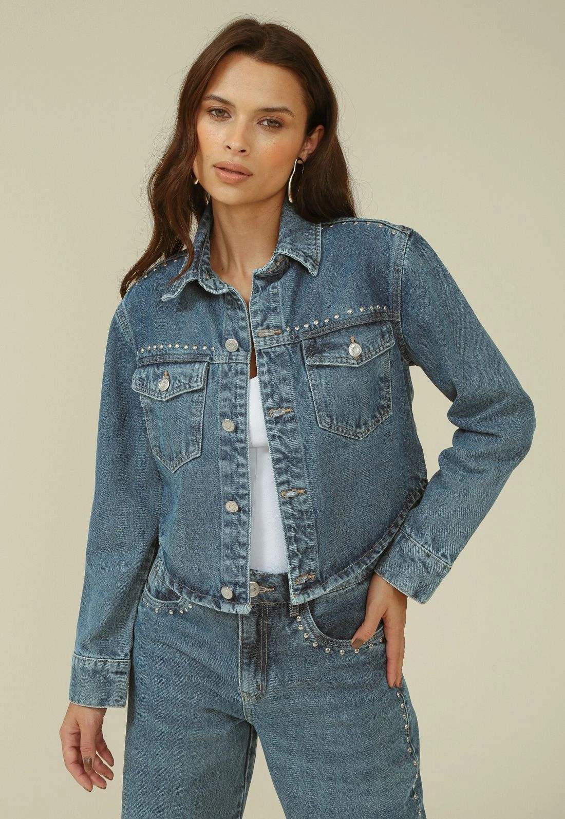 Jaqueta Jeans Barra Arredondada E Aplique De Tachas