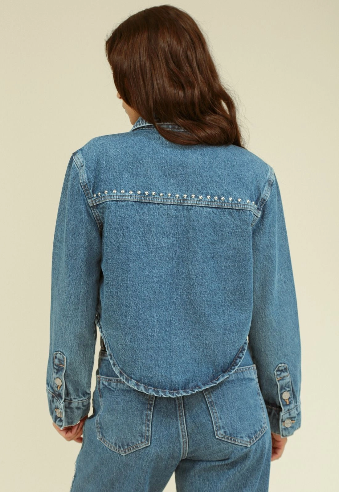 Jaqueta Jeans Barra Arredondada E Aplique De Tachas