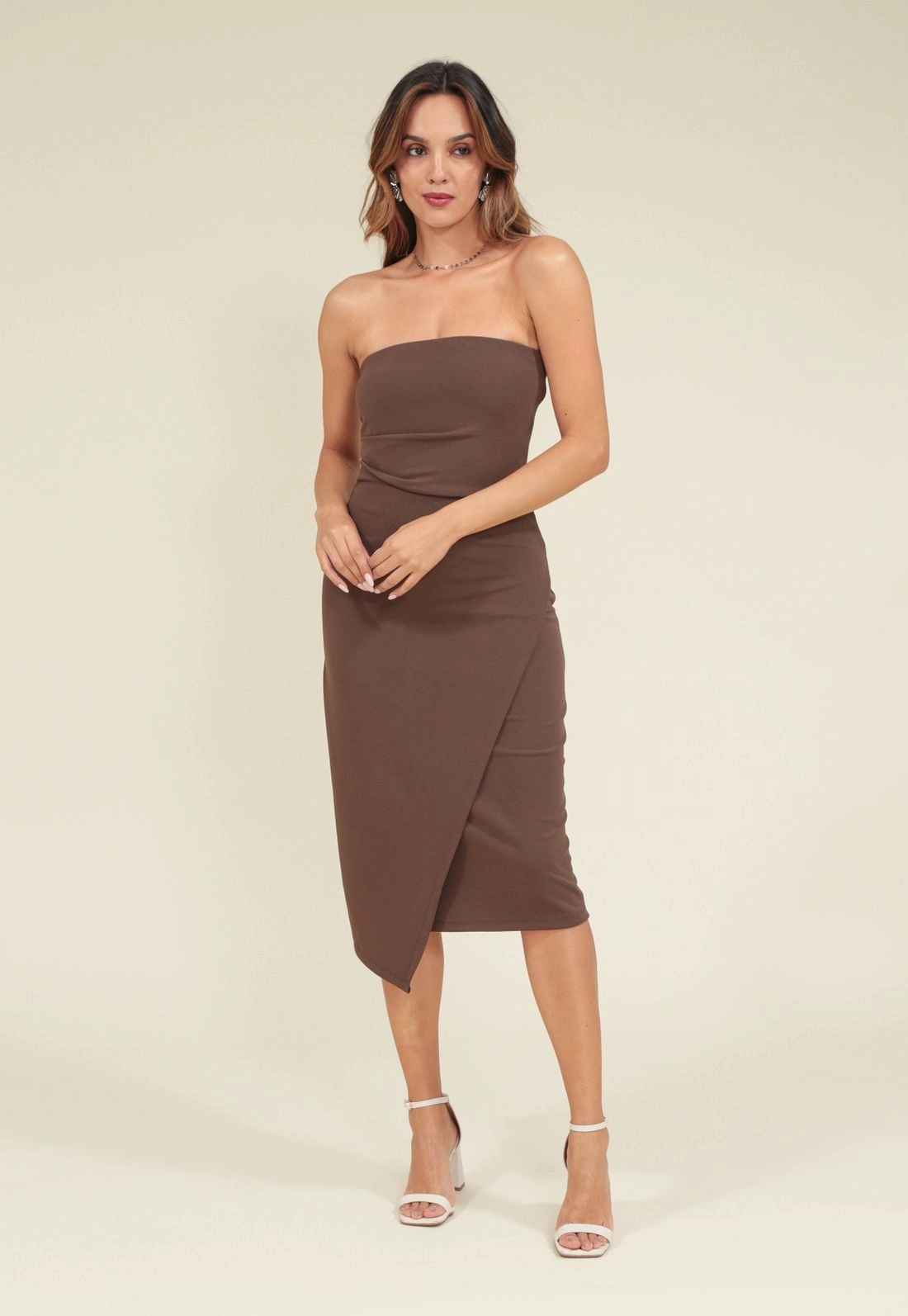 Vestido Midi Em Crepe Com Decote Reto E Franzido Lateral