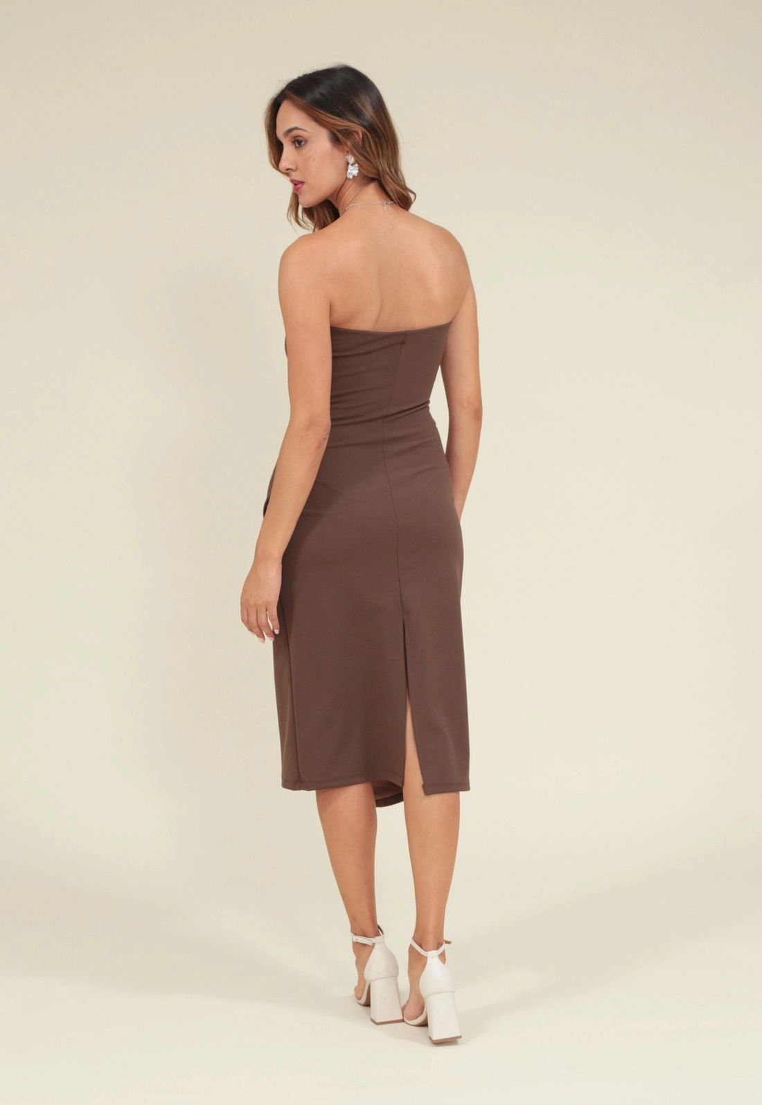 Vestido Midi Em Crepe Com Decote Reto E Franzido Lateral